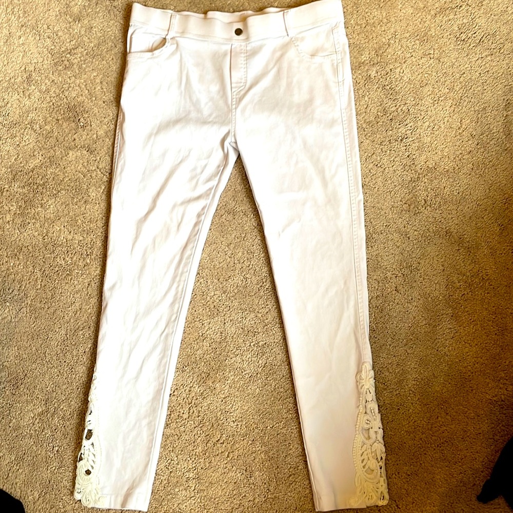 White jeggings with lace bottoms